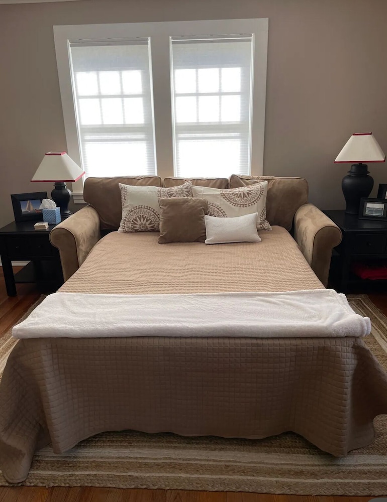 Dog friendly! Next to Navy Stadium and DTA Shuttle! Annapolis Vrbo