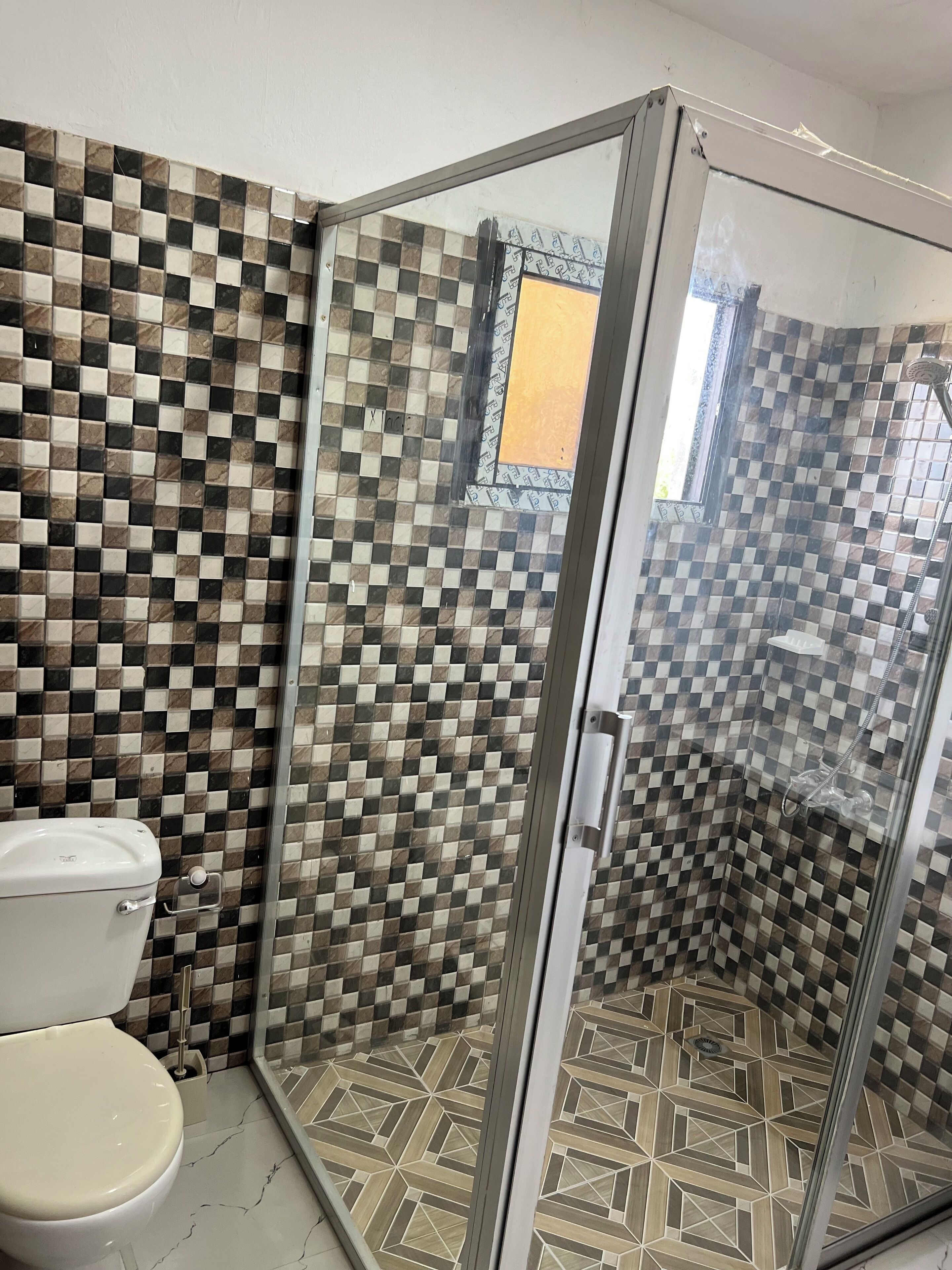 Douche, sèche-cheveux, serviettes fournies, savon