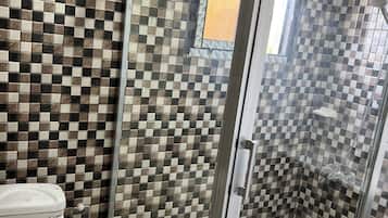 Douche, sĂšche-cheveux, serviettes fournies, savon