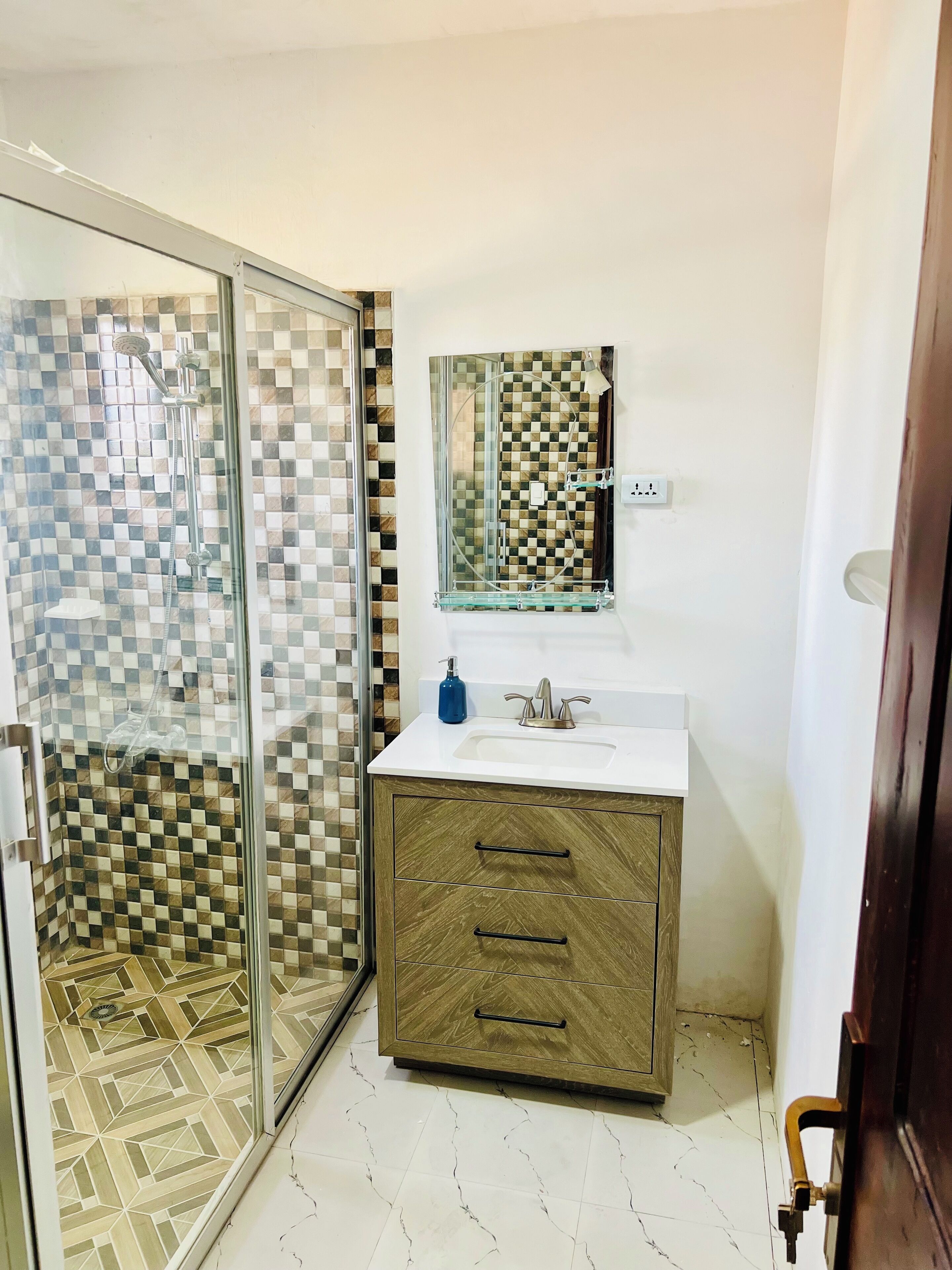 シャワー、ヘアドライヤー、タオル、石鹸