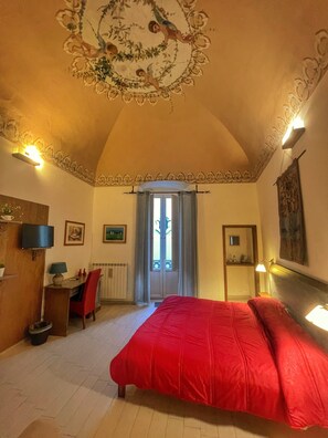 Superior kamer, uitzicht op de stad | 1 slaapkamer, een kluis op de kamer, een bureau, een laptopwerkplek