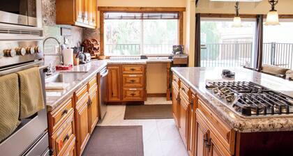 The Magic Forest House - 1mile to Disneyland family friendly House with a pool.