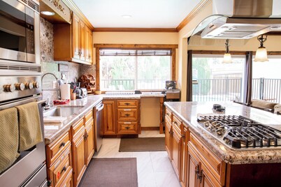 The Magic Forest House - 1mile to Disneyland family friendly House with a pool.