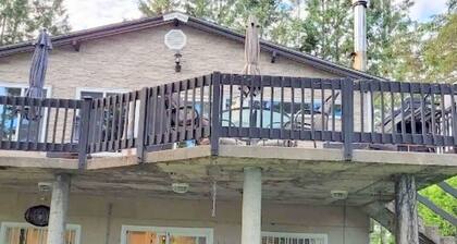 Superbe Chalet au Bord D'un lac