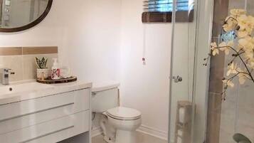 Douche, serviettes fournies, papier toilette
