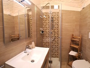 Douche, séchoir à cheveux, bidet, serviettes fournies