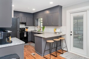 Fridge, microwave, oven, stovetop - Renovated Family Home, Fenced Yard- 2King Beds-bunk room (Alabaster)