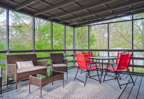 Outdoor dining - Cozy Home, Perfect for Families! 3 Bedroom with fenced yard/garage storage (Alabaster)