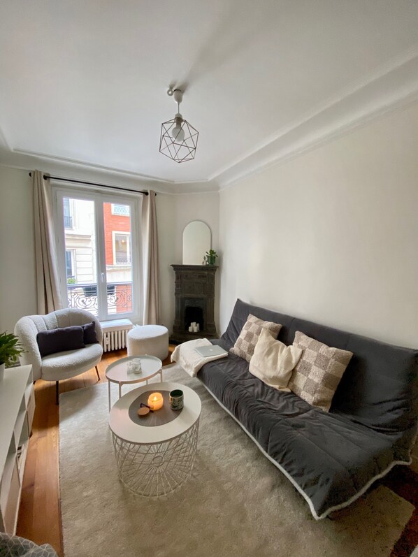 Fernseher, Kamin, Bücher