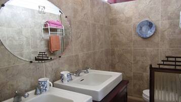 Douche, serviettes fournies, savon, papier toilette