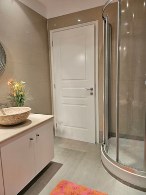 Apartamento, 1 habitación, terraza, vistas al jardín | Baño