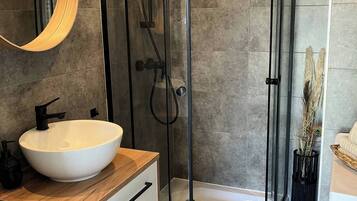 Apartment, 1 Bedroom, Garden View | Bathroom shower