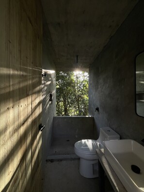 Panorama huisje, uitzicht op heuvels | Badkamer | Een douche, handdoeken, zeep, shampoo