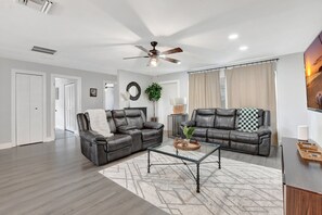 Smart TV - Private Tropical Oasis in Boca Raton! Resort style vacation home.  (Boca Raton)