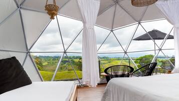 Tienda de lujo, vistas a la montaña | Wifi gratis y ropa de cama