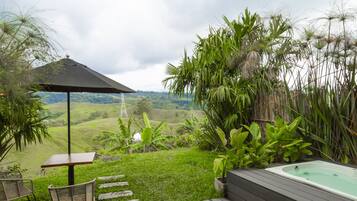 Habitación Deluxe, vistas a la montaña | Baño | Ducha y toallas