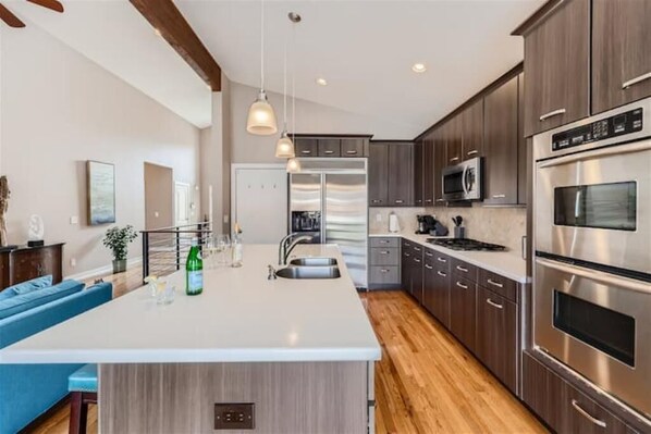 Frigorifero, microonde, forno, piano cottura