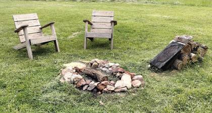 Family/pet-friendly, quiet glamping getaway. Belle Tent/ Yurt out the Country.