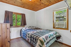 2 bedrooms, iron/ironing board, travel cot, free WiFi