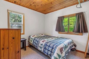 2 bedrooms, iron/ironing board, travel cot, free WiFi