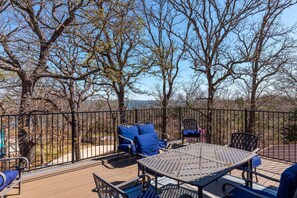Outdoor dining - Luxury Lakehouse Private Group Getaway For The Whole Family  (Pottsboro)