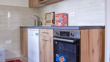 Utensilis de cuina, vaixella i coberteria i una taula de menjador