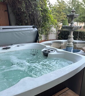 Outdoor spa tub - Chateau Herbe ~ Oberon Suite w/ Kitchen (Ashland)