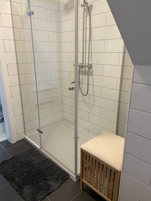Regadera, toallas, jabón, papel de baño 