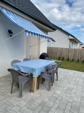 Outdoor dining - Einfamilienhaus Max. 6 Gäste, 600m zum See, 300m zum Wald, Haustierfreundlich! (Lagówek)