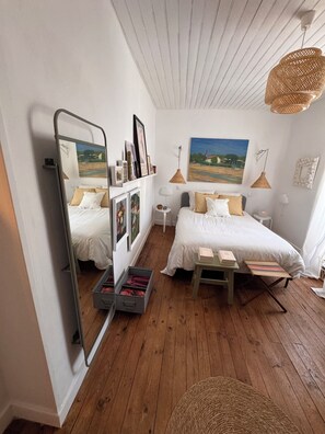 5 bedrooms, iron/ironing board, WiFi, bed sheets