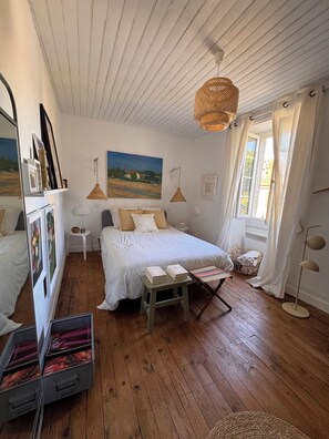 5 bedrooms, iron/ironing board, WiFi, bed sheets