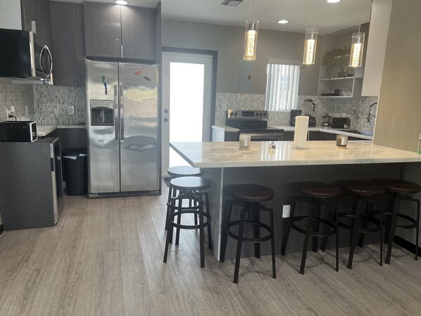 Fridge, microwave, oven, stovetop - Modern Home in Miami Gardens with Gazebo, Fire Pit, and Pool (Miami Gardens)