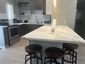 冷蔵庫、電子レンジ、オーブン、コンロ