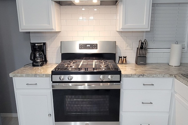 Een koelkast, een microgolfoven, een oven, een kookplaat