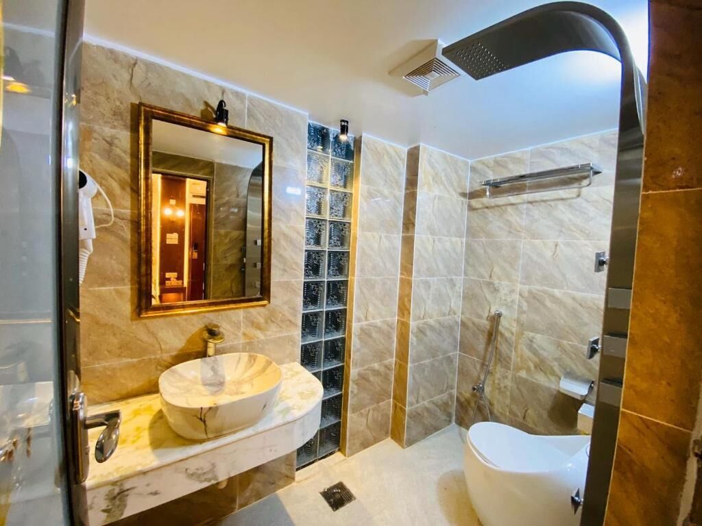 Douche à « effet pluie », articles de toilette gratuits, sèche-cheveux