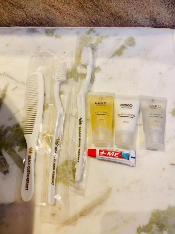 Artículos de aseo que incluyen un peine, cepillos de dientes y gel de baño, loción corporal y champú de la marca CCKO.