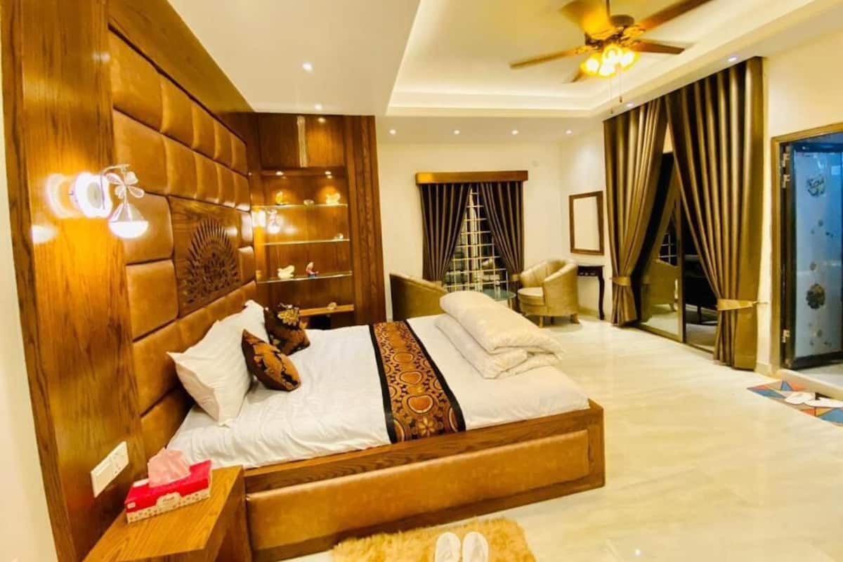 Bàn, truy cập Internet không dây miễn phí, bộ trải giường 