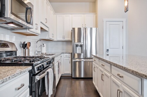 Chic 3-Bed Condo, 2-Car Garage close to Pearl & St. Mary's Strip in Tobin Hills!