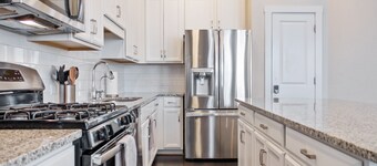 Chic 3-Bed Condo, 2-Car Garage close to Pearl & St. Mary's Strip in Tobin Hills!