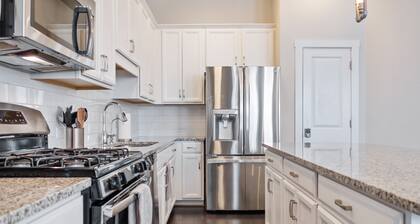 Chic 3-Bed Condo, 2-Car Garage close to Pearl & St. Mary's Strip in Tobin Hills!