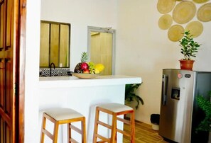 Réfrigérateur, micro-ondes, plaque de cuisson, lave-vaisselle