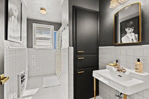 Sèche-cheveux, serviettes fournies