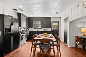 Réfrigérateur, four à micro-ondes, un four, surface de cuisson