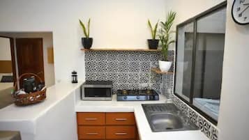 Microondas, placa de cocina, servilletas de papel