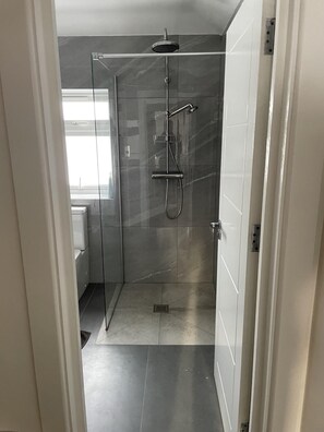 Talo | Kylpyhuone | Suihku, hiustenkuivaaja, pyyhkeet