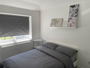 1 bedroom, iron/ironing board, free WiFi, bed sheets - 1bedhouse- London-sleeps 4- Close to Attractions (London)