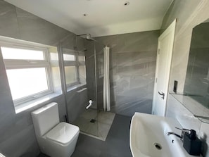 Bathroom - 1bedhouse- London-sleeps 4- Close to Attractions (London)