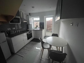 Casa | Cocina privada | Refrigerador, microondas, horno y parrilla de estufa 
