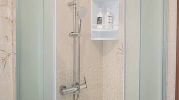 Dusche, Haartrockner, Bidet, Handtücher
