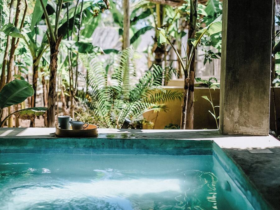 Una piscina al aire libre